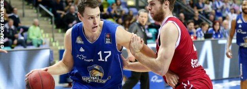 15.11.2015 / Basketball BBL / -17- Johannes Joe Voigtmann / FRAPORT SKYLINERS (blau) / -4- Nicolo Melli / BROSE BASKETS BAMBERG (rot) /
